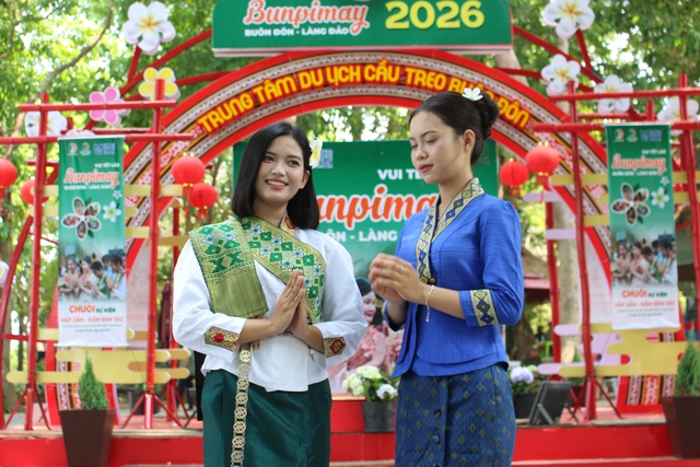 C&ocirc; g&aacute;i mang d&ograve;ng m&aacute;u Việt - L&agrave;o 'đốn tim' ở Lễ hội Bunpimay l&agrave; ai? - Ảnh 3.