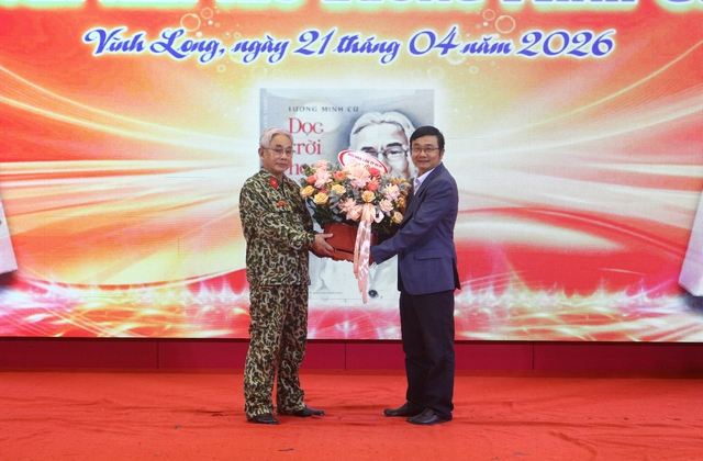 Giới thiệu tập thơ 'Dọc trời hoa lửa' của PGS-TS triết học tiến Lương Minh Cừ - Ảnh 1.