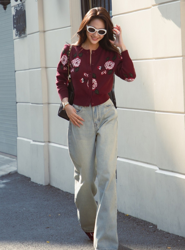 Váy denim mềm mại, thêm nét hiện đại vào bản phối thường ngày - Ảnh 6.