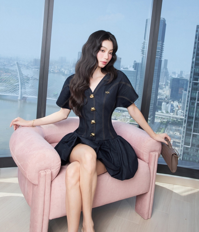 Váy denim mềm mại, thêm nét hiện đại vào bản phối thường ngày - Ảnh 1.