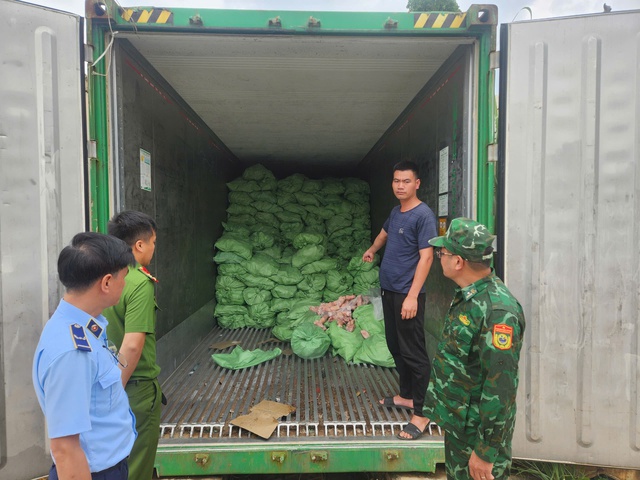 Phát hiện hơn 25 tấn thực phẩm bẩn không rõ nguồn gốc ở Quảng Ninh - Ảnh 1.
