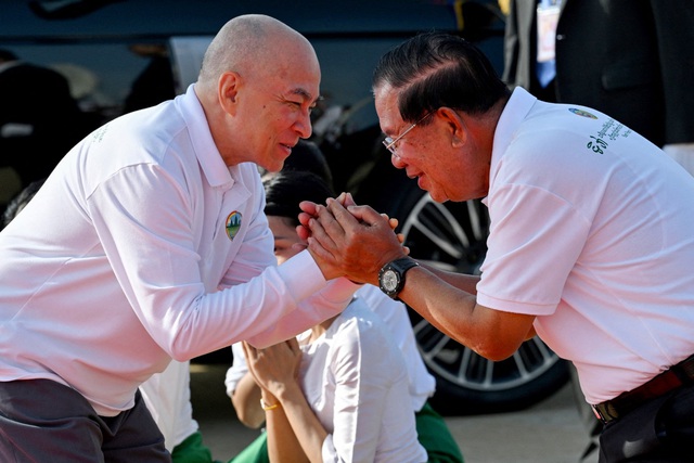 &Ocirc;ng Hun Sen th&ocirc;ng b&aacute;o sức khỏe của quốc vương Campuchia sau phẫu thuật ung thư - Ảnh 1.