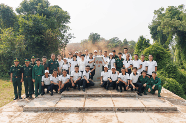 Hành trình Từ Trái Tim - Lên biên giới trao khát vọng, lan tỏa tri thức - Ảnh 4.