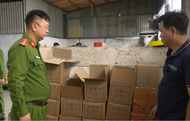 Đột kích xưởng dấm giả pha hóa chất độc hại - Ảnh 2.