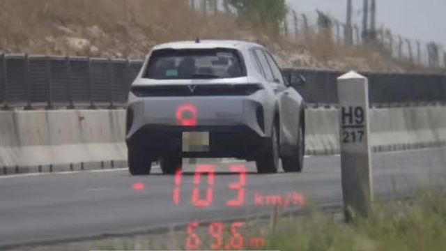 CSGT lập biên bản xử phạt một ô tô vi phạm, mức phạt gần 120 triệu đồng - Ảnh 1.