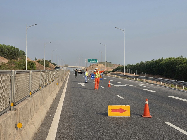 Cao tốc Vũng &Aacute;ng - Cam Lộ tạm đ&oacute;ng từng đoạn để lắp gi&aacute; long m&ocirc;n - Ảnh 2.