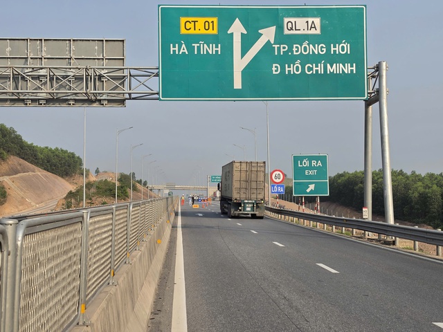 Cao tốc Vũng &Aacute;ng - Cam Lộ tạm đ&oacute;ng từng đoạn để lắp gi&aacute; long m&ocirc;n - Ảnh 1.