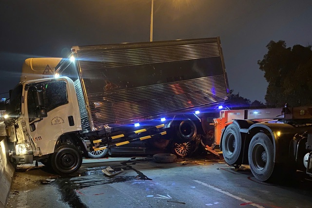 TP.HCM: 6 &ocirc; t&ocirc; t&ocirc;ng li&ecirc;n ho&agrave;n tr&ecirc;n cầu Ph&uacute; Mỹ- Ảnh 1.