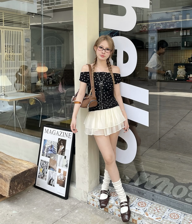 Áo chấm bi phối chân váy mang nét ngọt ngào xuống phố- Ảnh 1.