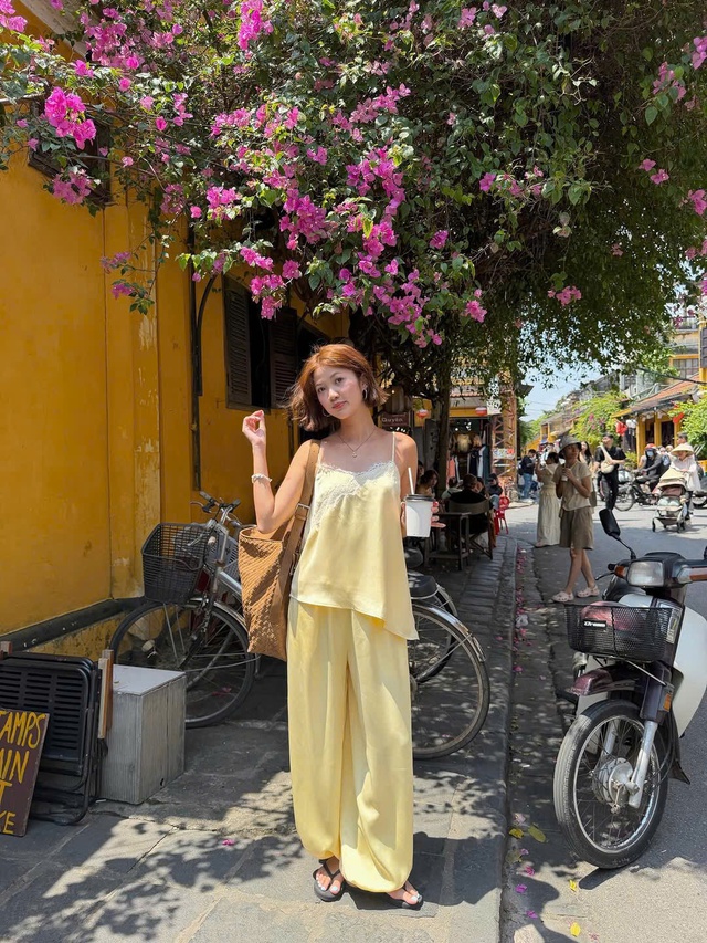 Diện áo hai dây satin vừa quyến rũ lại vừa sang chảnh- Ảnh 1.