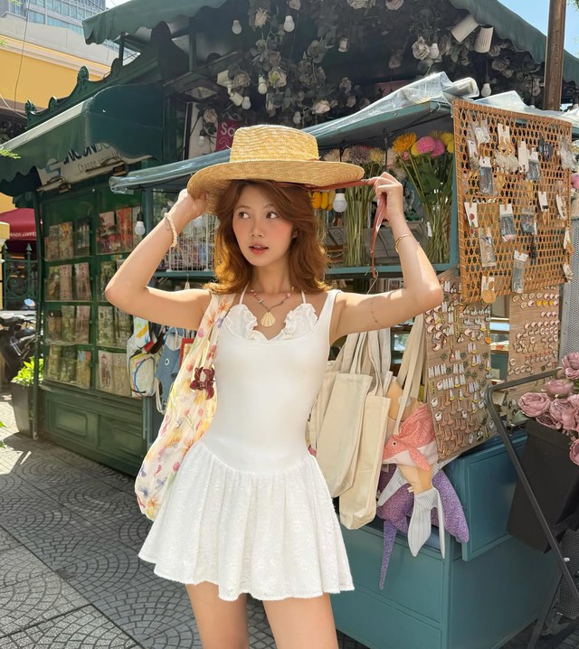 Thời trang đi biển với mũ cói cùng vòng cổ charm cho nàng điệu đà- Ảnh 1.