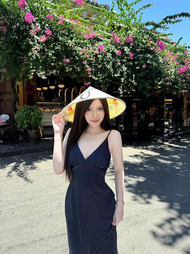 Hô biến đường cong gợi cảm cùng đầm body dáng dài- Ảnh 1.