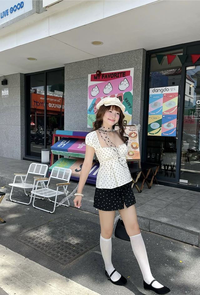Áo chấm bi phối chân váy mang nét ngọt ngào xuống phố- Ảnh 2.