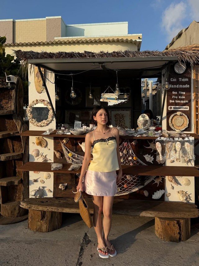 Diện áo hai dây satin vừa quyến rũ lại vừa sang chảnh- Ảnh 2.