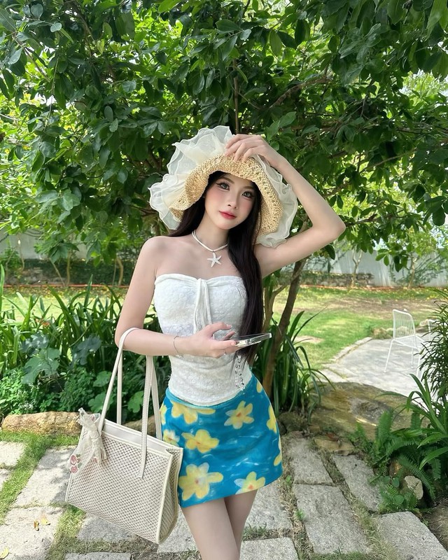 Thời trang đi biển với mũ cói cùng vòng cổ charm cho nàng điệu đà- Ảnh 2.