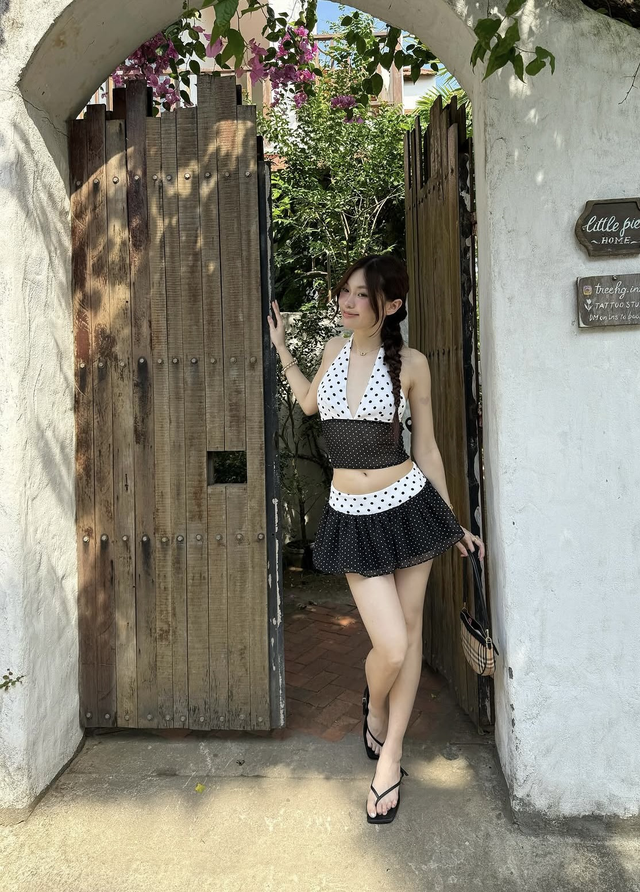 Áo chấm bi phối chân váy mang nét ngọt ngào xuống phố- Ảnh 3.