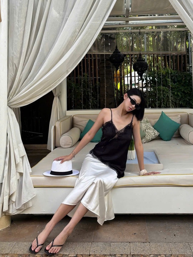 Diện áo hai dây satin vừa quyến rũ lại vừa sang chảnh- Ảnh 3.