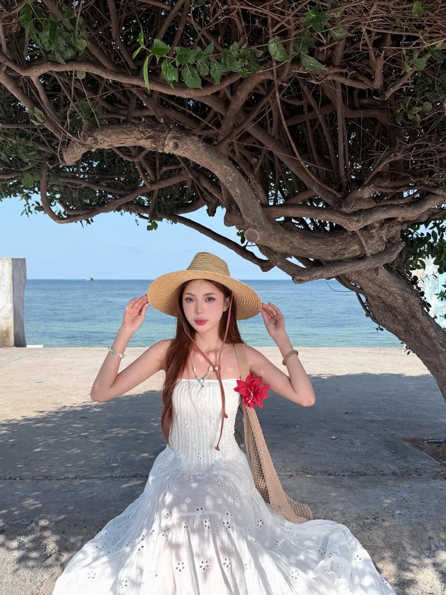 Thời trang đi biển với mũ cói cùng vòng cổ charm cho nàng điệu đà- Ảnh 3.