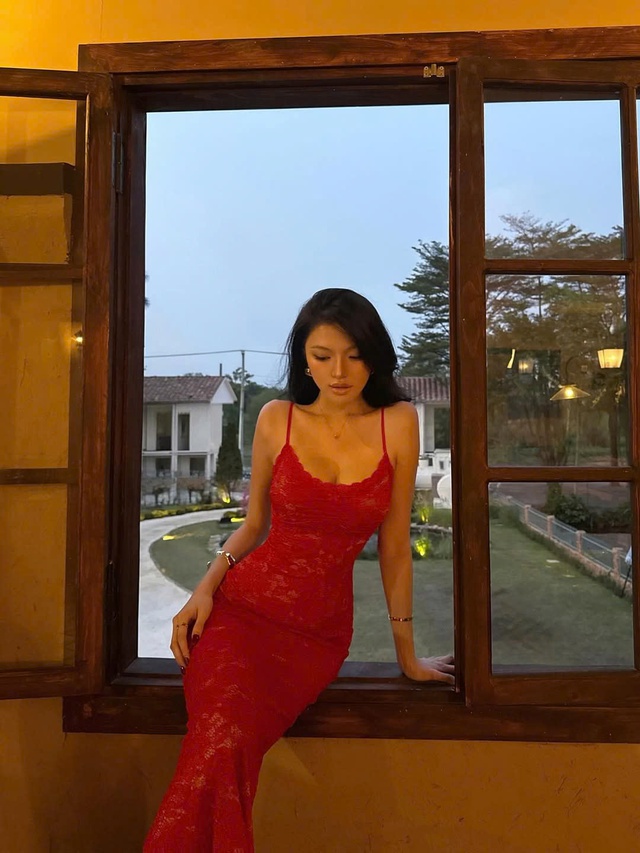 Hô biến đường cong gợi cảm cùng đầm body dáng dài- Ảnh 3.