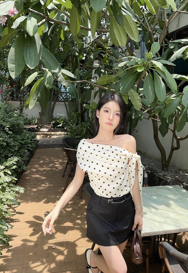 Áo chấm bi phối chân váy mang nét ngọt ngào xuống phố- Ảnh 4.