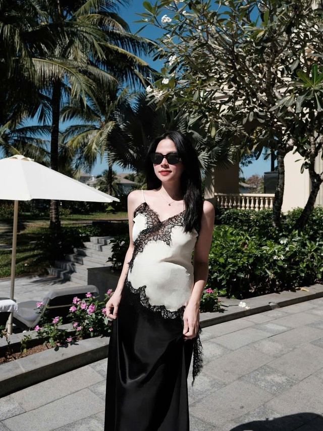 Diện áo hai dây satin vừa quyến rũ lại vừa sang chảnh- Ảnh 4.