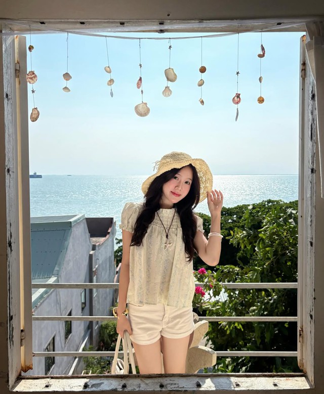 Thời trang đi biển với mũ cói cùng vòng cổ charm cho nàng điệu đà- Ảnh 4.