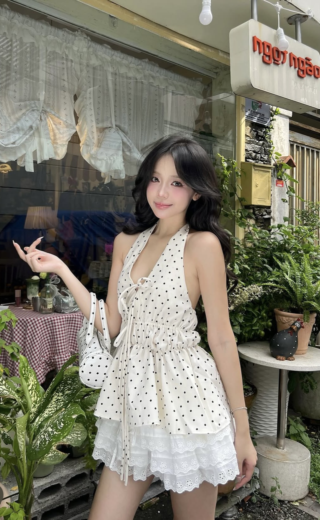 Áo chấm bi phối chân váy mang nét ngọt ngào xuống phố- Ảnh 5.