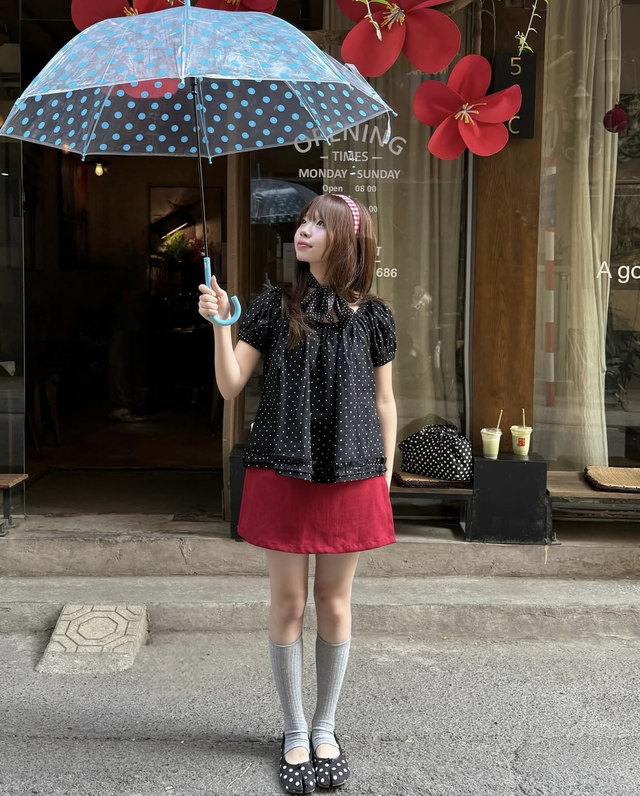 Áo chấm bi phối chân váy mang nét ngọt ngào xuống phố- Ảnh 6.