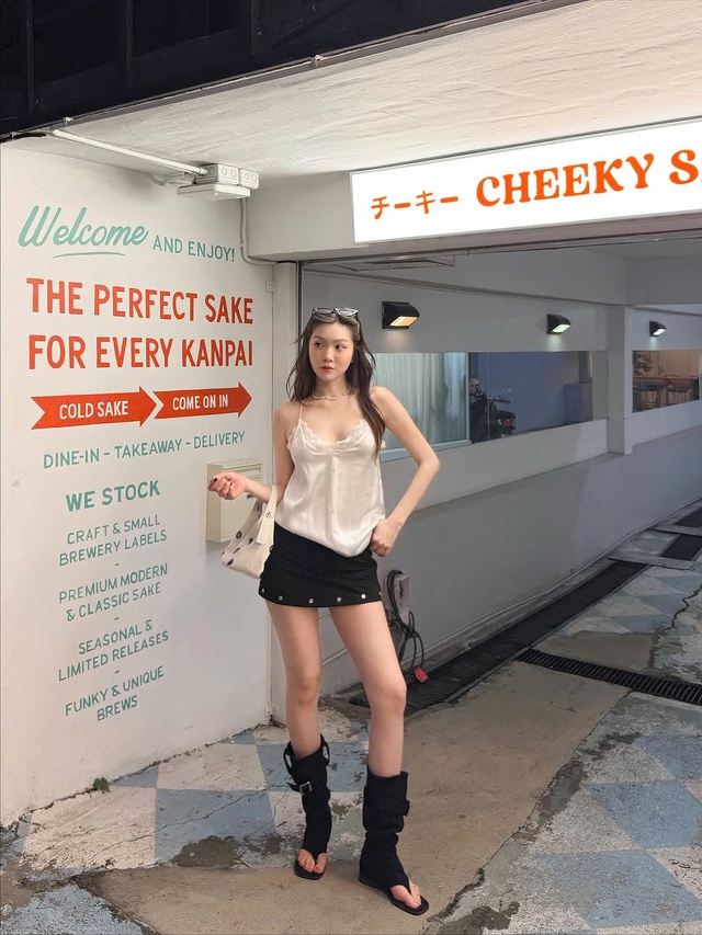 Diện áo hai dây satin vừa quyến rũ lại vừa sang chảnh- Ảnh 6.