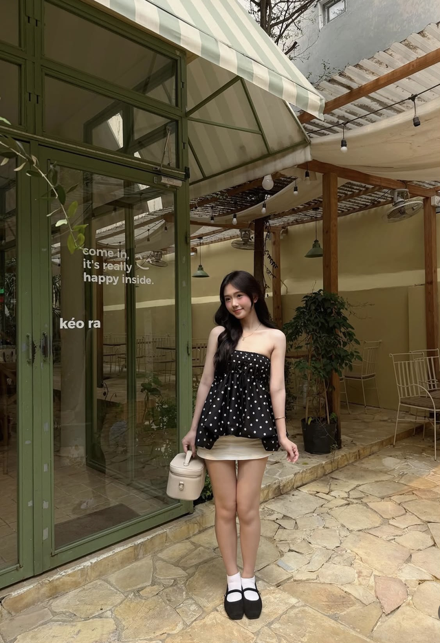 Áo chấm bi phối chân váy mang nét ngọt ngào xuống phố- Ảnh 8.