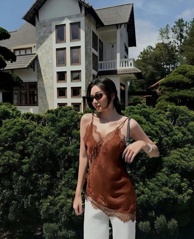 Diện áo hai dây satin vừa quyến rũ lại vừa sang chảnh- Ảnh 8.