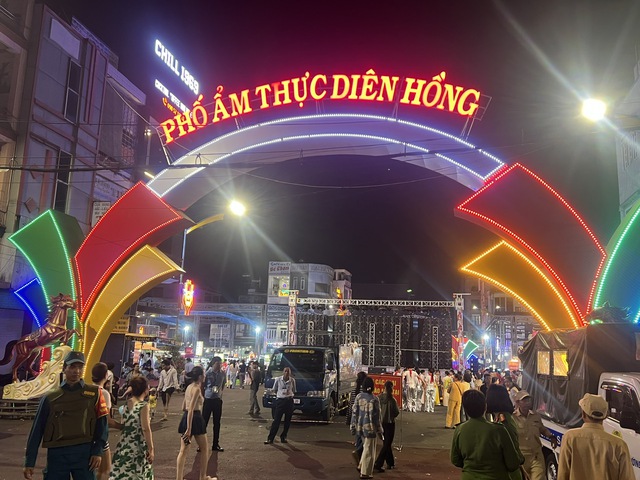 Phố ẩm thực Di&ecirc;n Hồng - Qu&agrave; của phố tr&ecirc;n cao nguy&ecirc;n- Ảnh 1.