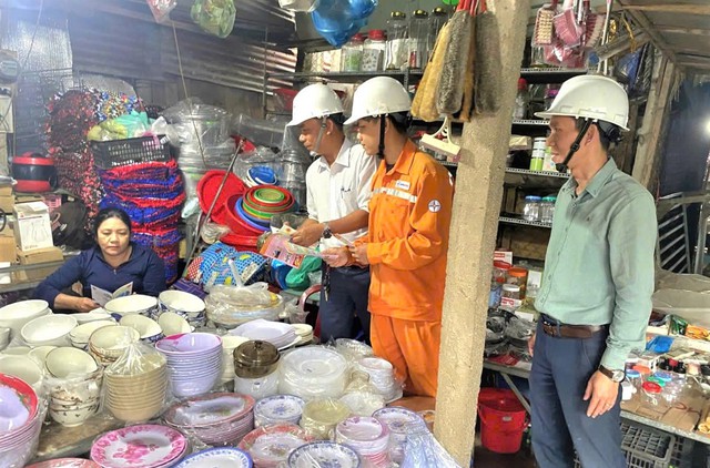 Điện m&ugrave;a nắng n&oacute;ng: Cần sự chung tay từ người d&acirc;n- Ảnh 1.