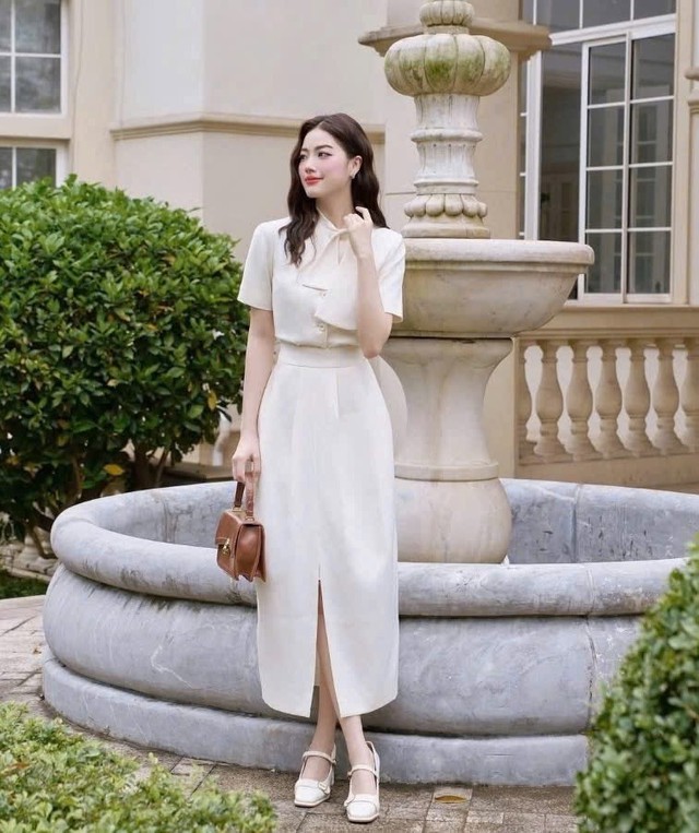 Đầm trắng xẻ tà mang chút dịu dàng pha lẫn nét quyến rũ- Ảnh 1.