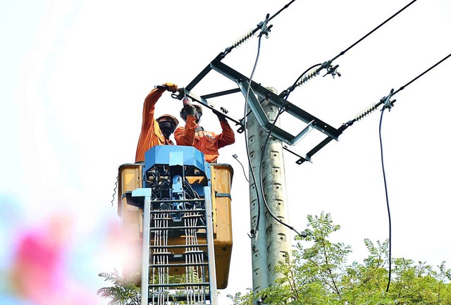 Điện m&ugrave;a nắng n&oacute;ng: Cần sự chung tay từ người d&acirc;n- Ảnh 2.
