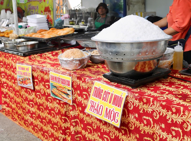 Giới trẻ TP.HCM h&aacute;o hức xếp h&agrave;ng thưởng thức b&aacute;nh m&igrave; tại lễ hội 2026 - Ảnh 8.