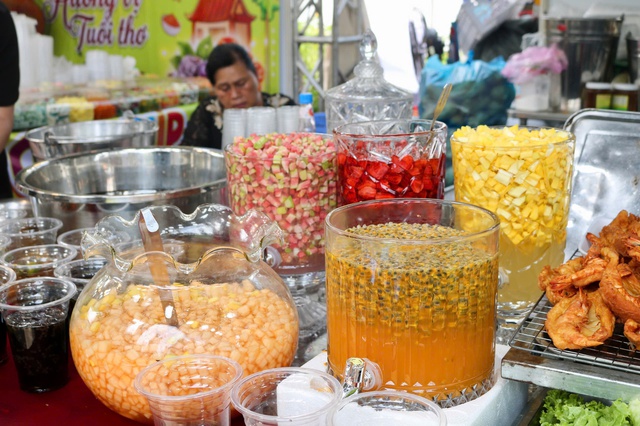 Giới trẻ TP.HCM h&aacute;o hức xếp h&agrave;ng thưởng thức b&aacute;nh m&igrave; tại lễ hội 2026 - Ảnh 7.