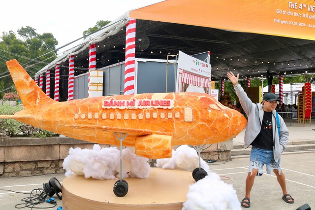 Giới trẻ TP.HCM h&aacute;o hức xếp h&agrave;ng thưởng thức b&aacute;nh m&igrave; tại lễ hội 2026 - Ảnh 6.