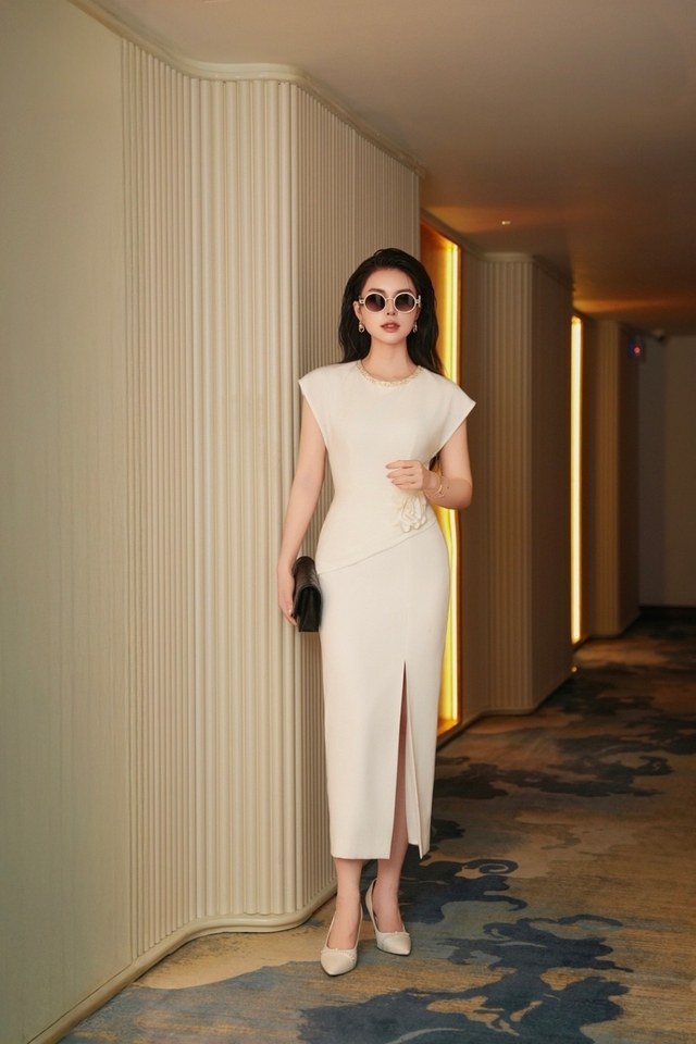 Đầm trắng xẻ tà mang chút dịu dàng pha lẫn nét quyến rũ- Ảnh 4.