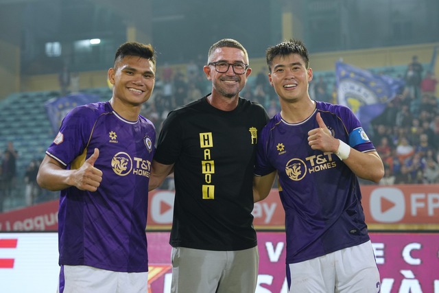 HLV Harry Kewell bất ngờ tiết lộ t&acirc;m trạng, n&oacute;i rất thẳng những điều đặc biệt ở H&agrave; Nội- Ảnh 1.