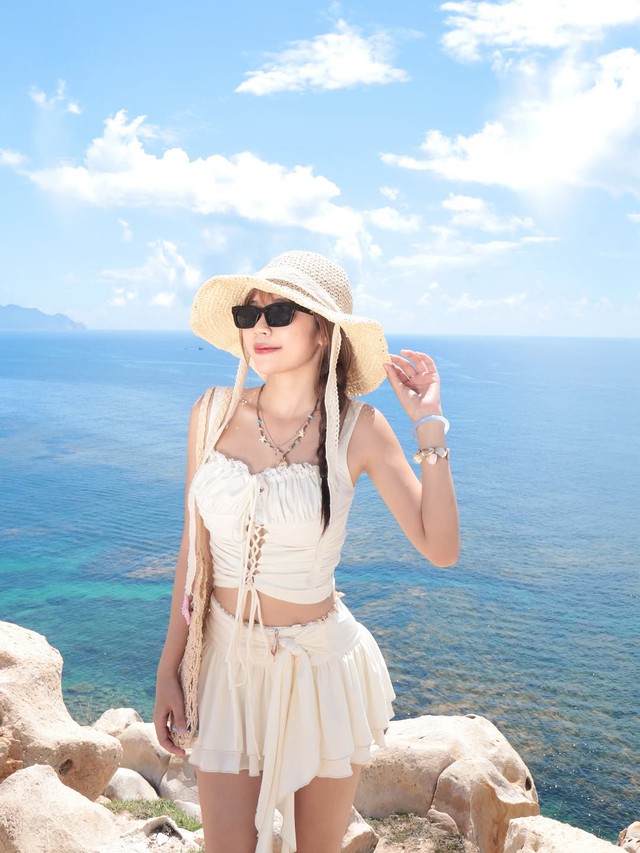 Thời trang đi biển với mũ cói cùng vòng cổ charm cho nàng điệu đà- Ảnh 7.