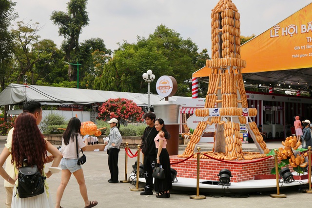 Giới trẻ TP.HCM h&aacute;o hức xếp h&agrave;ng thưởng thức b&aacute;nh m&igrave; tại lễ hội 2026 - Ảnh 5.