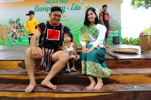 C&ocirc; g&aacute;i mang d&ograve;ng m&aacute;u Việt - L&agrave;o 'đốn tim' ở Lễ hội Bunpimay l&agrave; ai? - Ảnh 4.