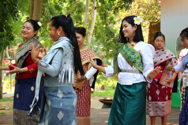 C&ocirc; g&aacute;i mang d&ograve;ng m&aacute;u Việt - L&agrave;o 'đốn tim' ở Lễ hội Bunpimay l&agrave; ai? - Ảnh 10.