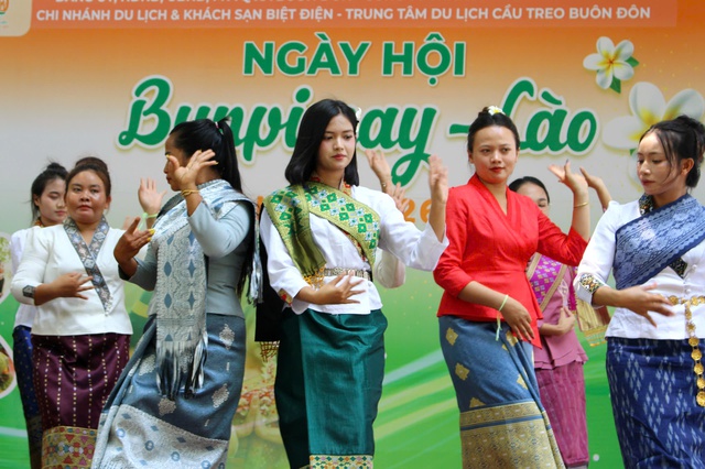 C&ocirc; g&aacute;i mang d&ograve;ng m&aacute;u Việt - L&agrave;o 'đốn tim' ở Lễ hội Bunpimay l&agrave; ai? - Ảnh 9.
