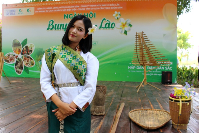 C&ocirc; g&aacute;i mang d&ograve;ng m&aacute;u Việt - L&agrave;o 'đốn tim' ở Lễ hội Bunpimay l&agrave; ai? - Ảnh 12.