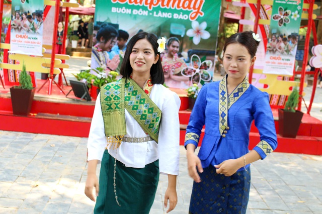 C&ocirc; g&aacute;i mang d&ograve;ng m&aacute;u Việt - L&agrave;o 'đốn tim' ở Lễ hội Bunpimay l&agrave; ai? - Ảnh 8.