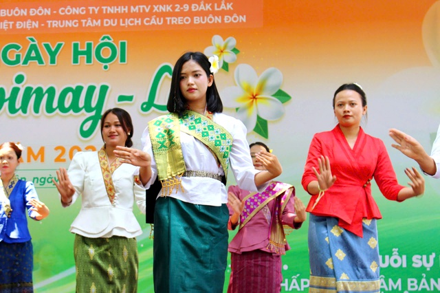 C&ocirc; g&aacute;i mang d&ograve;ng m&aacute;u Việt - L&agrave;o 'đốn tim' ở Lễ hội Bunpimay l&agrave; ai? - Ảnh 2.