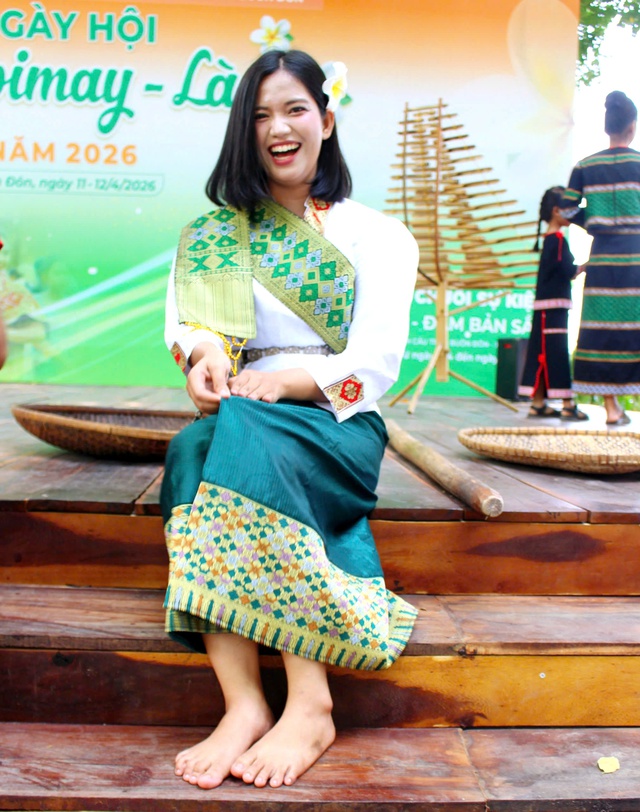 C&ocirc; g&aacute;i mang d&ograve;ng m&aacute;u Việt - L&agrave;o 'đốn tim' ở Lễ hội Bunpimay l&agrave; ai? - Ảnh 1.