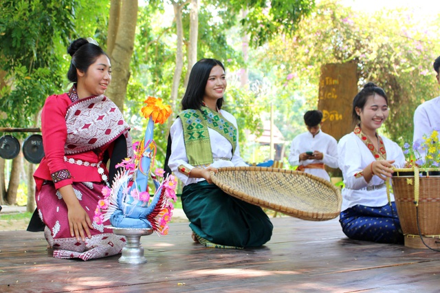 C&ocirc; g&aacute;i mang d&ograve;ng m&aacute;u Việt - L&agrave;o 'đốn tim' ở Lễ hội Bunpimay l&agrave; ai? - Ảnh 7.